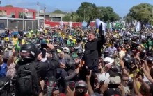Na terra de Lula, Bolsonaro é aclamado pelo povo e recebido como herói (veja o vídeo)