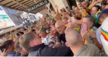 No primeiro dia de campanha, Bolsonaro volta a 'cena' da facada nos braços do povo (veja o vídeo)