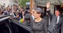 Em Londres, 'povão não arreda o pé' da embaixada e acompanha cada passo de Bolsonaro e Michelle (veja o vídeo)