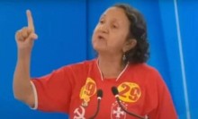 No meio do debate, candidata do PCO tenta "desarmar" Coronel em cena inusitada (veja o vídeo)