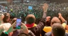 No RS, Bolsonaro é recebido por multidão em Pelotas para 'virar votos’ (veja o vídeo)