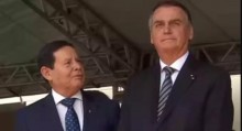A conversa intrigante ao 'pé do ouvido' com General Mourão na primeira aparição pública de Bolsonaro (veja o vídeo)