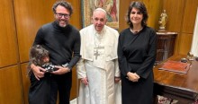 Manuela nunca mais foi vista na missa, mas consegue "encontro político" com o Papa