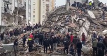 O maior terremoto desde 1999 mata mais de 1,2 mil pessoas