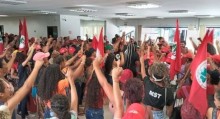 URGENTE: Em cenário de caos e baderna, MST invade órgão responsável por regularização fundiária