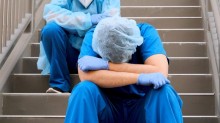 Sem piso salarial, enfermeiros levam ‘novo duro golpe’ e agora já não podem nem descansar em paz