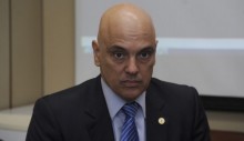 URGENTE: No plenário, senador amassa intimação de Moraes e chama de 'lixo' (veja o vídeo)
