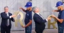 Virou moda! Em cena patética, ministro de Lula faz 'festa de inauguração' de letreiro