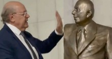 Em primeiro ato na Câmara, suplente de Deltan é flagrado conversando com a estátua de Ulysses (veja o vídeo)