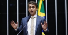 Surpreso com ‘coincidências’ em decisões de Moraes, Nikolas faz irônica manifestação