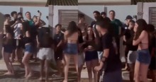 Jovens se aglomeram na porta de Bolsonaro e o que vem a seguir é impressionante (veja o vídeo)