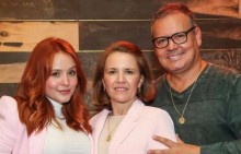 Pais de Larissa Manoela aprontam mais uma com a atriz