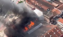 Incêndio destrói histórico mercado público em importante capital (veja o vídeo)