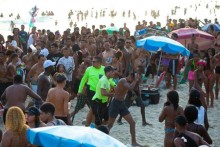 Em pleno domingo, criminosos atacam a polícia em praia do Rio