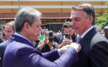 Bolsonaro recebe das mãos de Tarcísio uma medalha da Rota, a tropa de elite da PM de SP