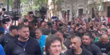 Javier Milei chega para votar e é ovacionado por multidão de argentinos (veja o vídeo)