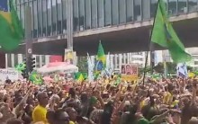 Surpresa inesperada na manifestação causa comoção no povo (veja o vídeo)