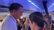 Bolsonaro embarca para a posse de Milei e algo surpreendente acontece dentro do avião (veja o vídeo)