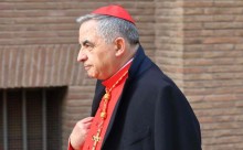 Cardeal Becciu, antigo conselheiro do Papa Francisco, é condenado a prisão
