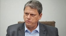 Sem perdão, Tarcísio demite agentes e delegado por ligação com o PCC