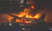 URGENTE: Avião com 379 passageiros a bordo bate em outra aeronave e é consumido pelo fogo (veja o vídeo)