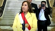 A presidente do Peru é agredida por mulher que perdeu o marido em protestos contra o governo (veja o vídeo)
