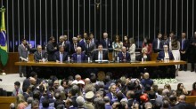 Grande número de deputados se unem e protocolam pedido de impeachment contra Lula