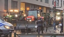 Agricultores usam tratores para avançar sobre barreiras e policiais em protesto na Europa