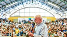 Enquanto Lula fala, jovens esvaziam ginásio em mais uma cena constrangedora