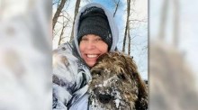 Mulher entra em rio congelado para salvar cão e três meses depois, história tem desfecho trágico