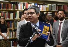 Com dinheiro público, Senado lança livro que agride Bolsonaro