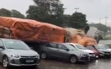 Carreta desgovernada carregada de cimento atinge mais de 10 veículos e causa alvoroço (veja o vídeo)