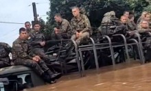 Oficiais do exército ficam ilhados em caminhões no RS, mas não recebem apoio da população (veja o vídeo)