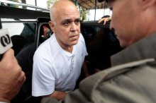 Condenado por assassinato de radialista, ex-presidente de importante time do futebol brasileiro se entrega à polícia