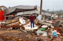 EXCLUSIVO: Governo federal abandona o Sul e moradores sofrem com o lixo acumulado pós-enchentes