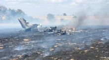 Avião cai em fazenda, ninguém sobrevive e câmera flagra o momento da queda (veja o vídeo)