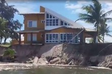 Fenômeno climático destrói casa na beira da praia e moradores ficam aterrorizados (veja o vídeo)