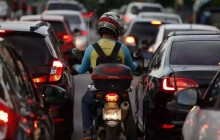 A nefasta guerra cultural promovida pela esquerda chegou nas pistas: motoristas x motociclistas