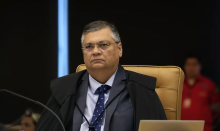 Ministro Flavio Dino manda retirar livros de circulação e advogado rebate: “Isso aconteceu na Alemanha de Hitler!”