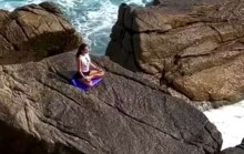 Onda gigante surpreende e mata atriz, enquanto fazia Yoga na praia