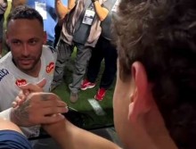 Neymar dedica especial atenção a Nikolas e irrita jornalista militante (veja o vídeo)