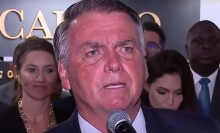 Bolsonaro revela que Trump continuará "abraçando" Eduardo