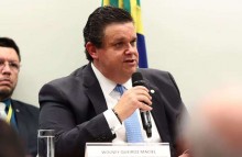 Justiça pode barrar posse de substituto de Carlos Lupi