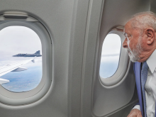 Lula viaja para o G7, enquanto o Brasil enfrenta crises internas