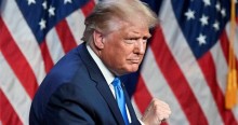 EUA envia porta-aviões nuclear para zona de guerra e Trump orienta evacuação total de Teerã