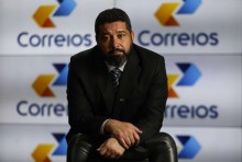 Depois de arruinar os Correios, presidente da empresa toma uma atitude