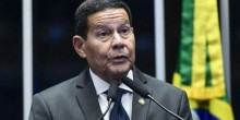 Jornalista se revolta com fala de Mourão contra Trump e manda dura resposta ao senador