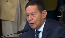 Com apenas uma foto, Eduardo rebate o "surto" de General Mourão contra Trump