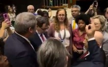 Deputados de esquerda chegam ao Congresso e confusão toma conta do plenário (veja o vídeo)