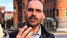Chamado de “frouxo” e “bananinha” em jantar na casa de Moraes, Eduardo Bolsonaro dá lição no "sistema"